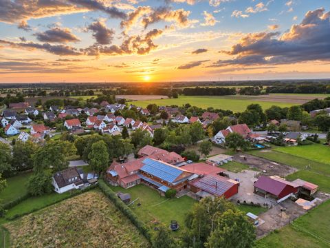 Ferienhof Meyer mit Wiesen und Ovenstädt im Abendlicht